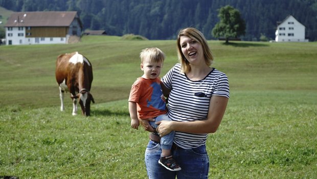 Anna Dittli mit Sohn Roman auf dem Landwirtschaftsbetrieb. Dort packt sie an, wenn Hilfe gefragt ist. (Bild ji/lid)