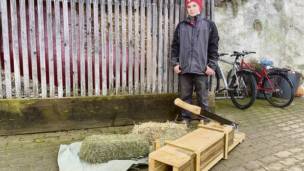 Florian Käser hat während des Corona-bedingten Lockdowns im Frühling 2020 eine eigene Ballenpresse für Kleinballen gebaut. Mit Muskelkraft kann er damit handliche Heu- und Strohballen pressen. (Bild lja)