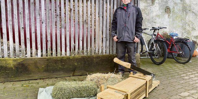 Florian Käser hat während des Corona-bedingten Lockdowns im Frühling 2020 eine eigene Ballenpresse für Kleinballen gebaut. Mit Muskelkraft kann er damit handliche Heu- und Strohballen pressen. (Bild lja)