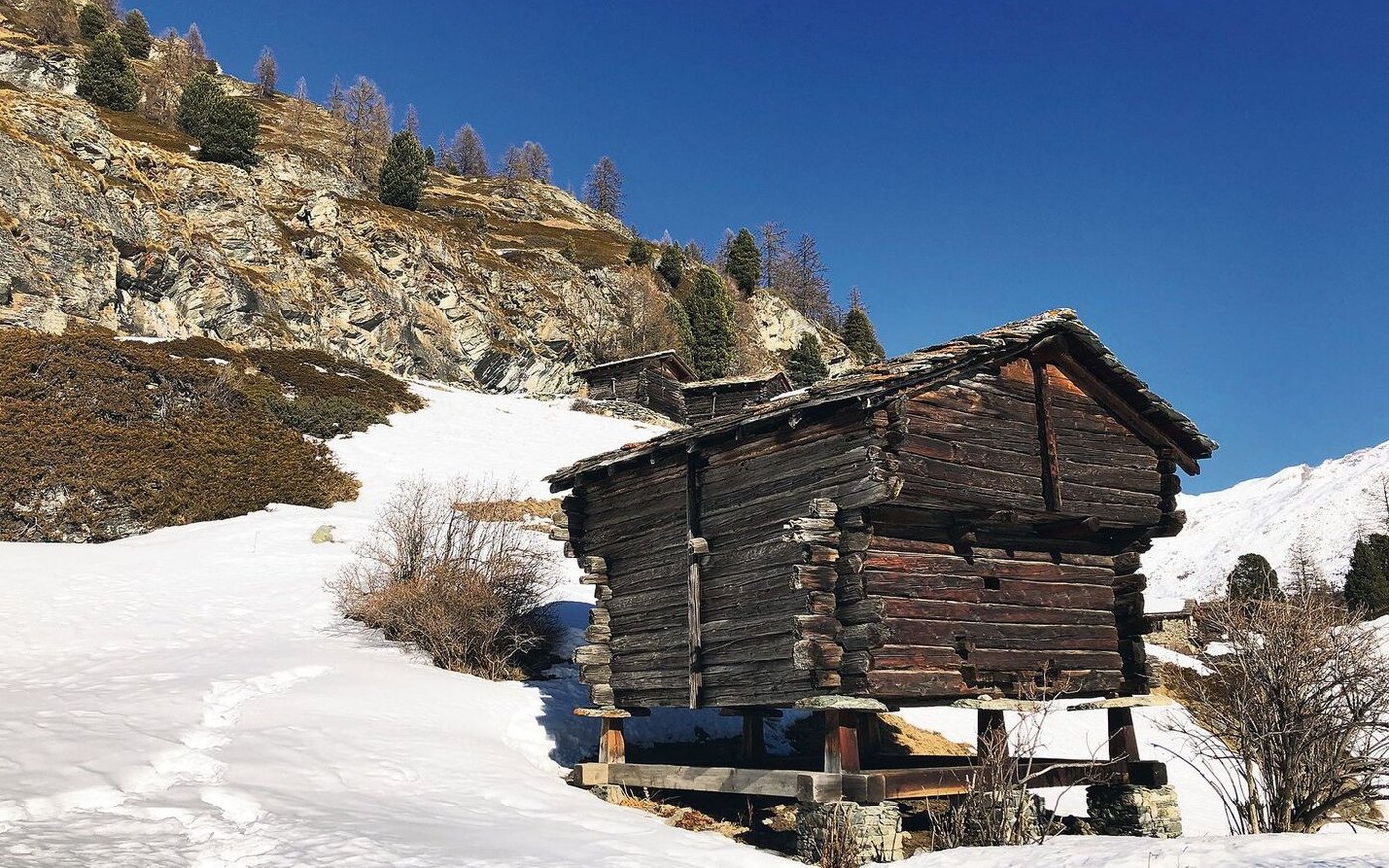 Gebaut, genutzt, verlassen, verlottert. Das ist das Schicksal mancher Hütte. Was macht man damit? Lässt man sie zerfallen? Baut man sie um? Ein Unterfangen im gesetzgeberischen Graubereich.