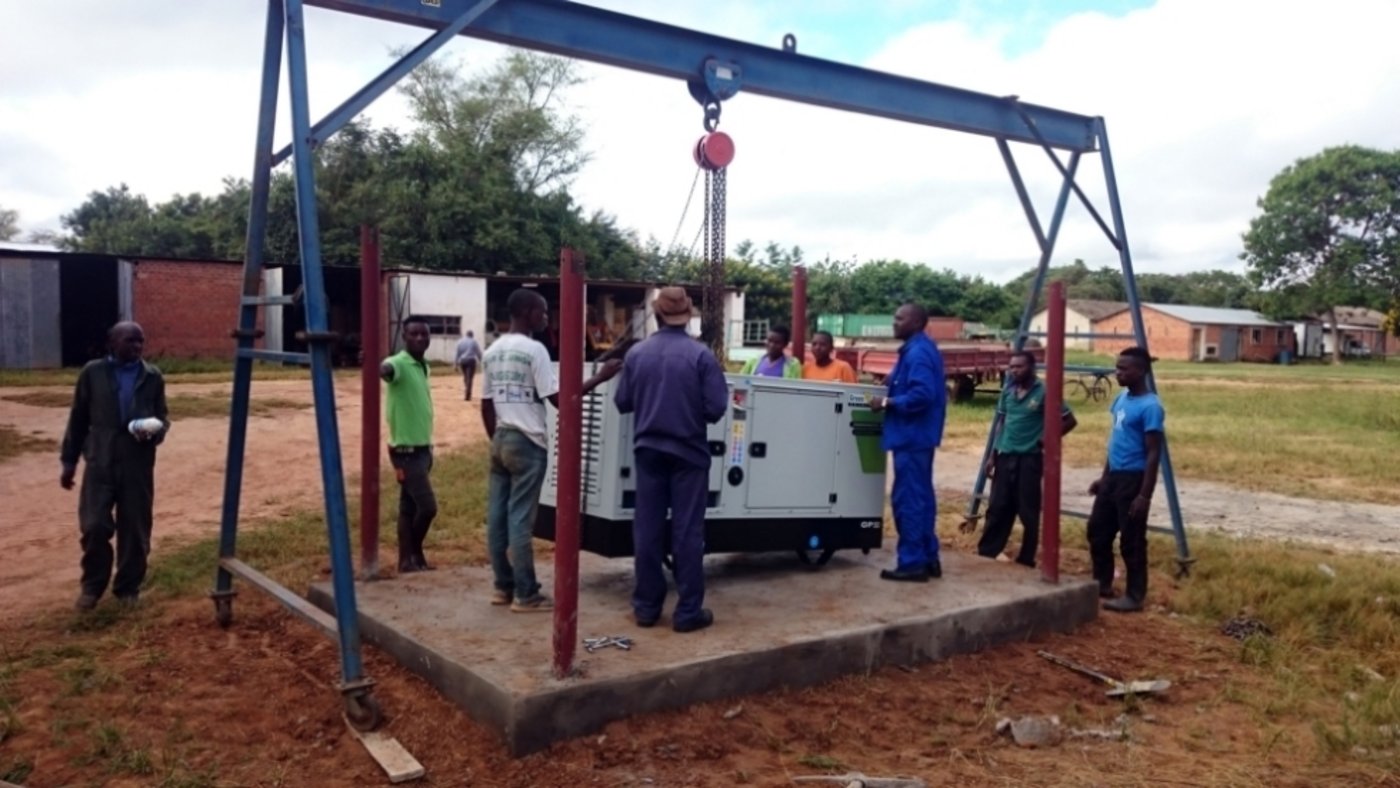 Installation des neuen Dieselgenerators, der die Molkerei auch bei Stromausfall am Laufen halten wird. Unterdessen ist bereits alles verkabelt, und auch das Dach wurde montiert. (Bilder Markus Schär)