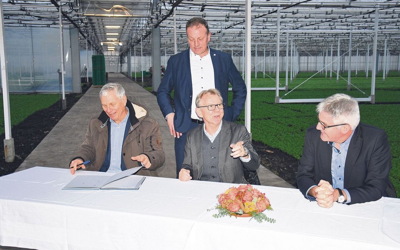 Mit ihrer Unterschrift haben (v. l. n. r.) Pascal Krayenbühl, Didier Castella, Fritz Burkhalter und BLW-Direktor Christian Hofer im November den Startschuss für das PRE-Projekt Bio Gemüse Seeland gegeben. Durch das Projekt sollen der Gemüsebau im freiburgischen Seeland sowie der Tourismus gefördert werden. 