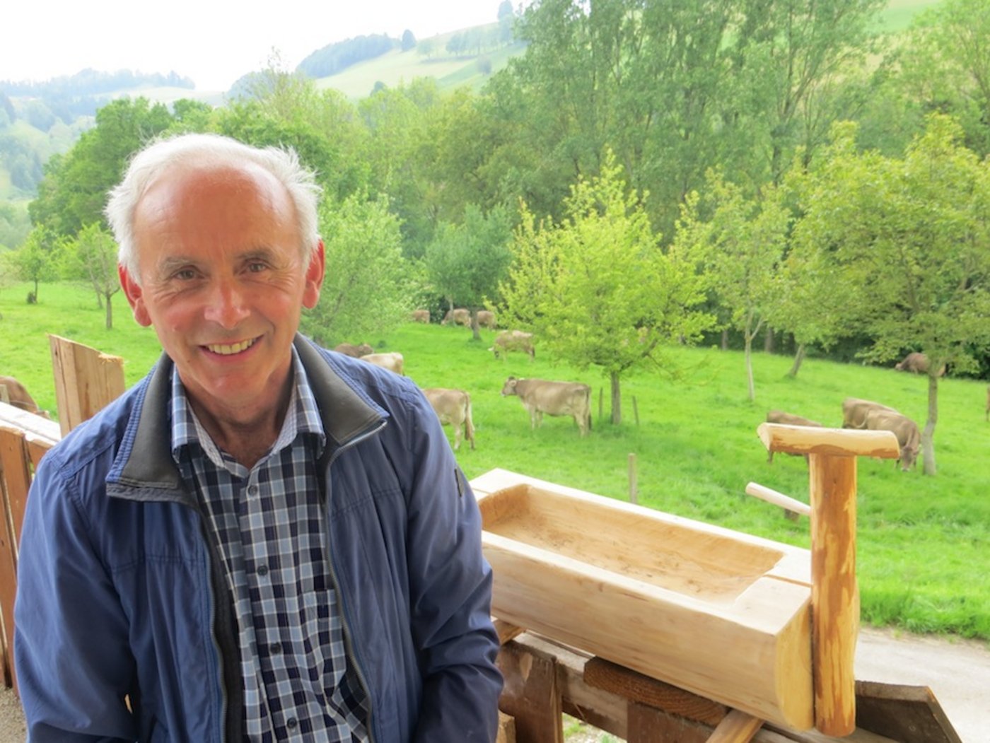 Walter Rogger mit selbst geschnitzten Trögli. (Bild Alois Hodel)