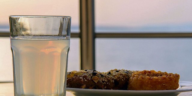 Ouzo oder Raki passen zum Sonnenuntergang am Mittelmeer oder in den Kuhstall. 