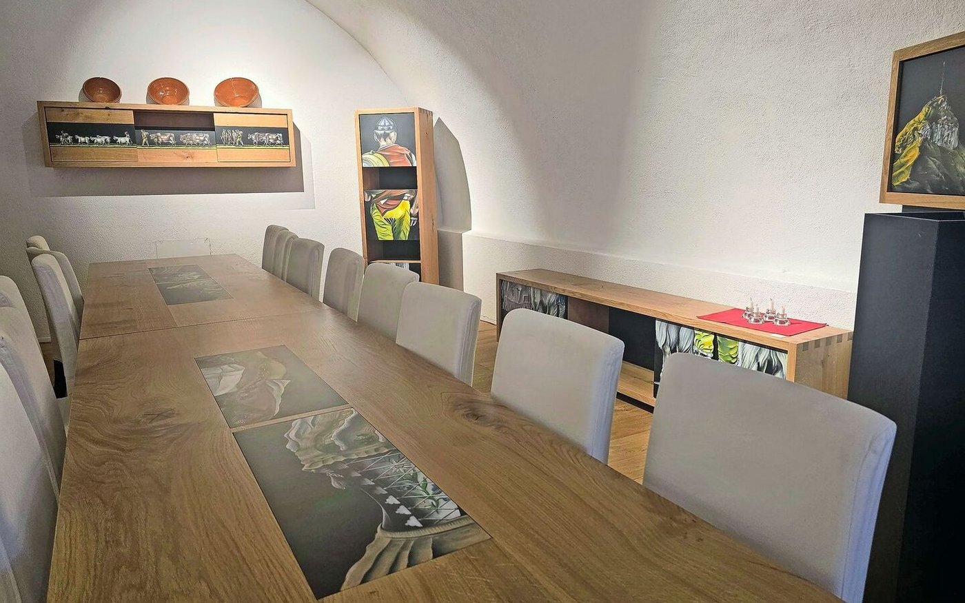 In diesem wunderschönen Gewölbekeller in einem traditionellen Appenzellerhaus stehen die Möbel, die unter der Marke «Enzig» entstehen und von Stefan Manser bemalt werden.