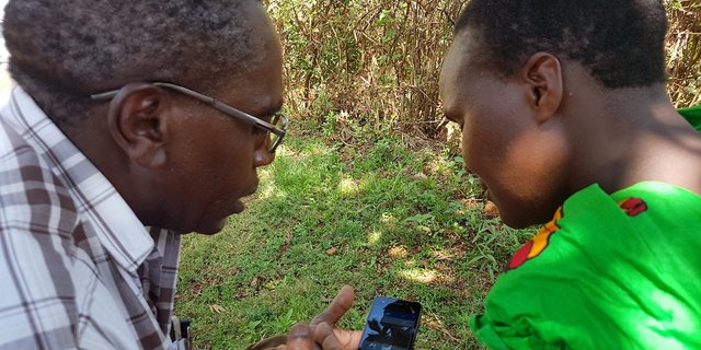 Mit Apps kann landwirtschaftliches Wissen weit verbreitet werden. Voraussetzung dafür ist allerdings der Zugang zu einem Smartphone. (Bild Benjamin Graeub / Farmbetter)