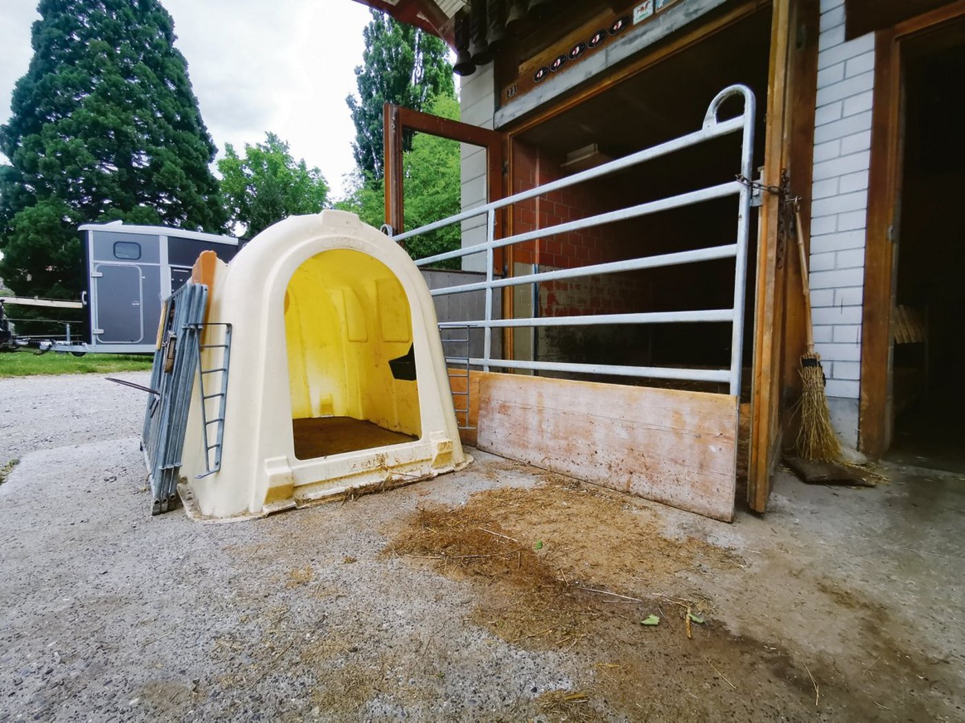 Kälberiglus sind aus gewässerschutztechnischer Sicht Stallungen und somit befestigt und dicht mit Entwässerung in die Güllegrube auszuführen.(Bilder sb)