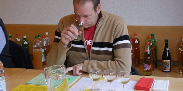 73 Säfte wurden am Landwirtschaftlichen Zentrum Liebegg von einer Fachjury beurteilt. (VAOV)