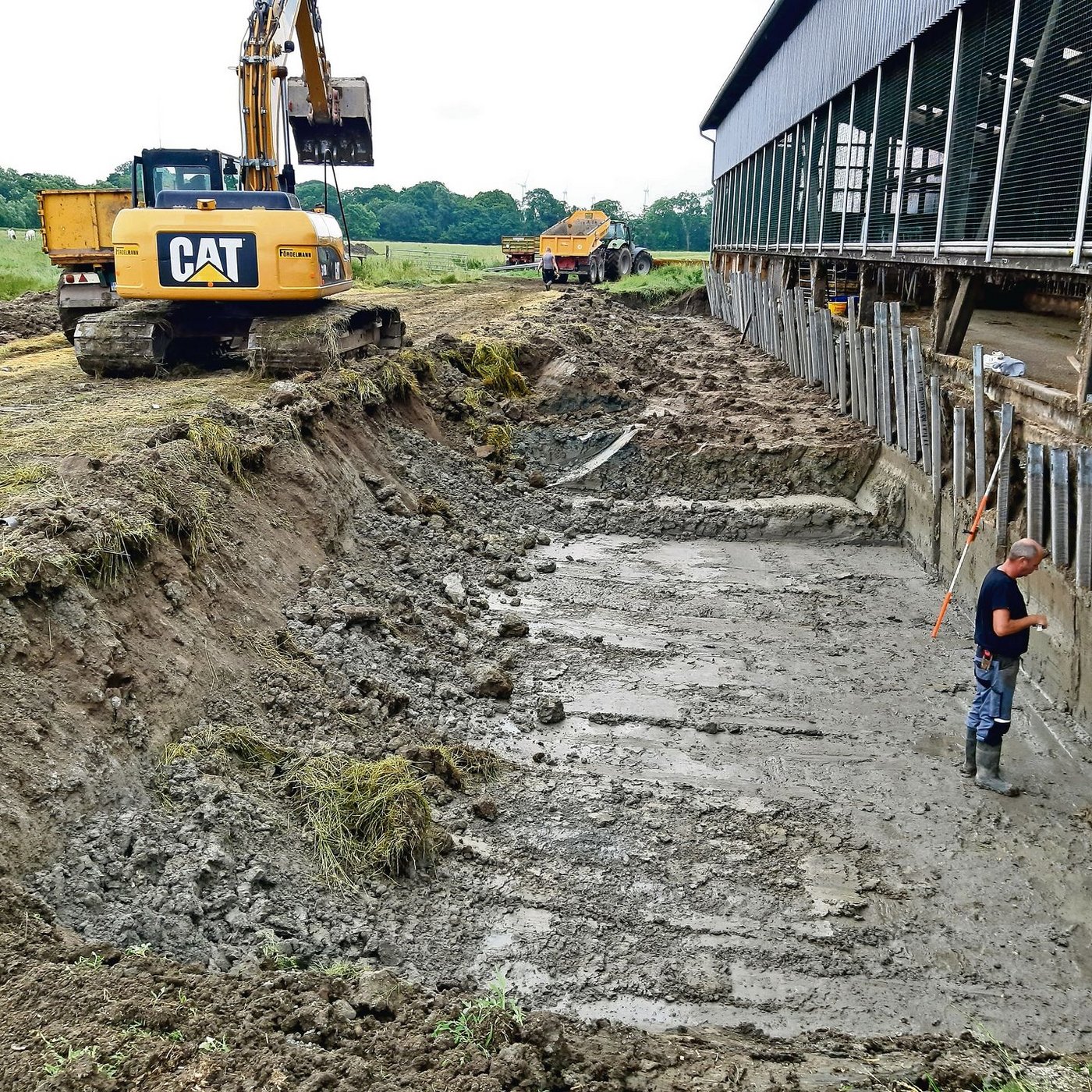 Beim Ausbaggern entlang des bestehenden Laufstalls muss Baggerfahrer Gunnar behutsam vorgehen. (Bilder Sandra Honegger)