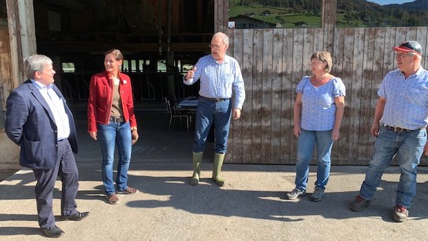 Besuch im Obwaldner Kuhstall: (v.l.) Regierungsrat Daniel Wyler, Nationalrätin Monika Rüegger, Bundesrat Guy Parmelin und Gastgeberpaar Markus und Angelika Albert. (Bild js)