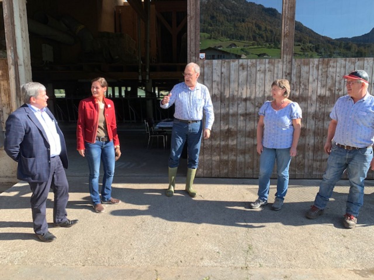 Besuch im Obwaldner Kuhstall: (v.l.) Regierungsrat Daniel Wyler, Nationalrätin Monika Rüegger, Bundesrat Guy Parmelin und Gastgeberpaar Markus und Angelika Albert. (Bild js)