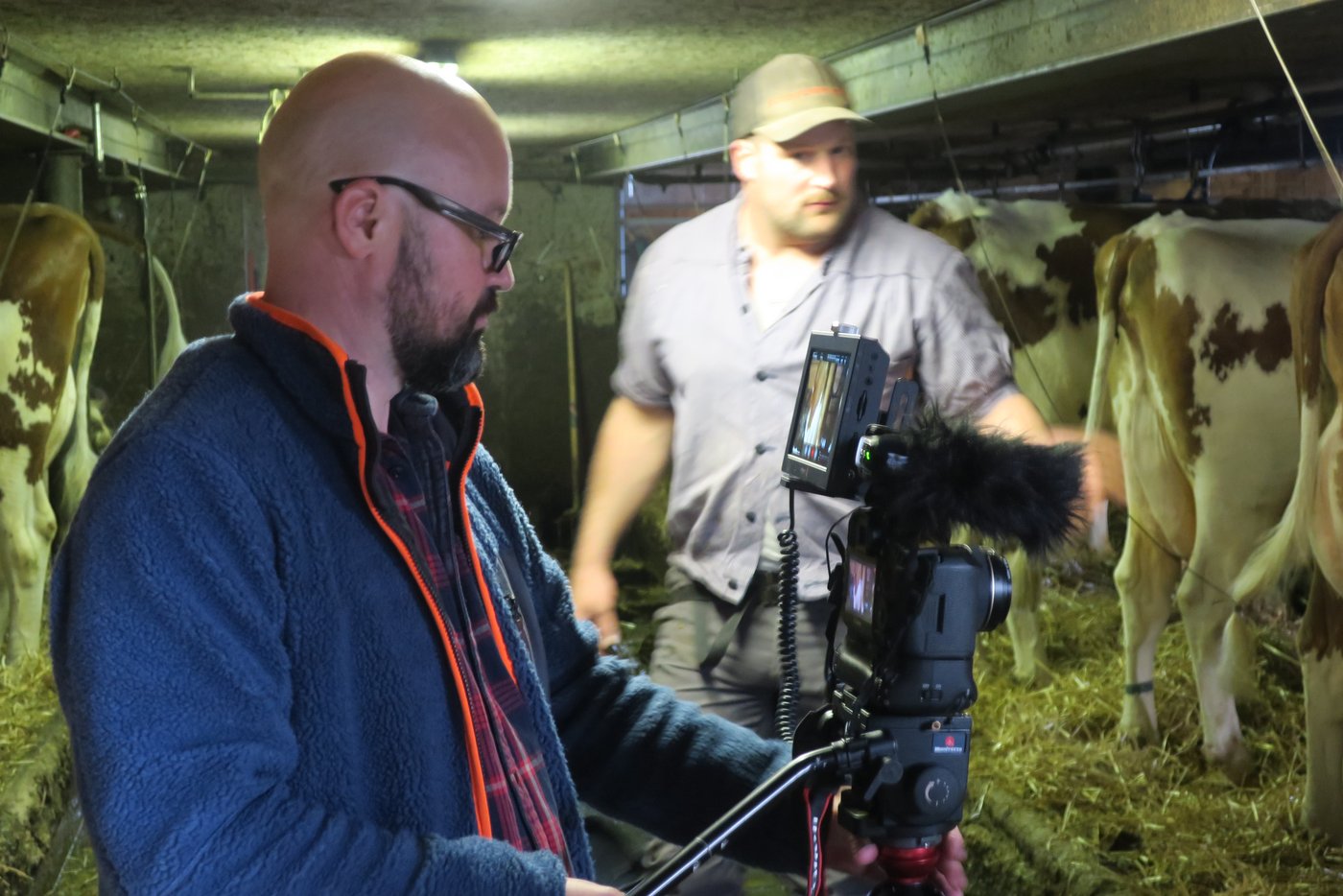 Beim Dreh: Schlussgang-Mann Flavian Cajacob bei den Dreharbeiten im Stall. (Bild Esther Thalmann)