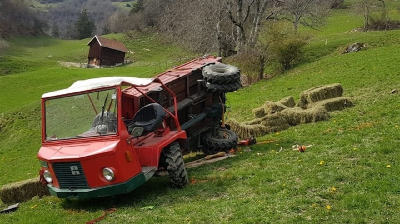 Im April ist ein 52-jähriger Bauer in Ruschein im Bündner Oberland bei einem Unfall mit einem Motorkarren zu Tode gekommen. (Bild Kapo Graubünden)