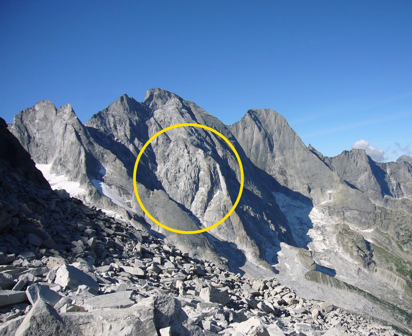 Der Piz Cengalo vor dem ersten Bergsturz. Ein erneuter Felssturz  welcher verschüttete letztes Jahr weite Teile des Dorfes Bondo mit Geröll. (Bild Wikimedia)