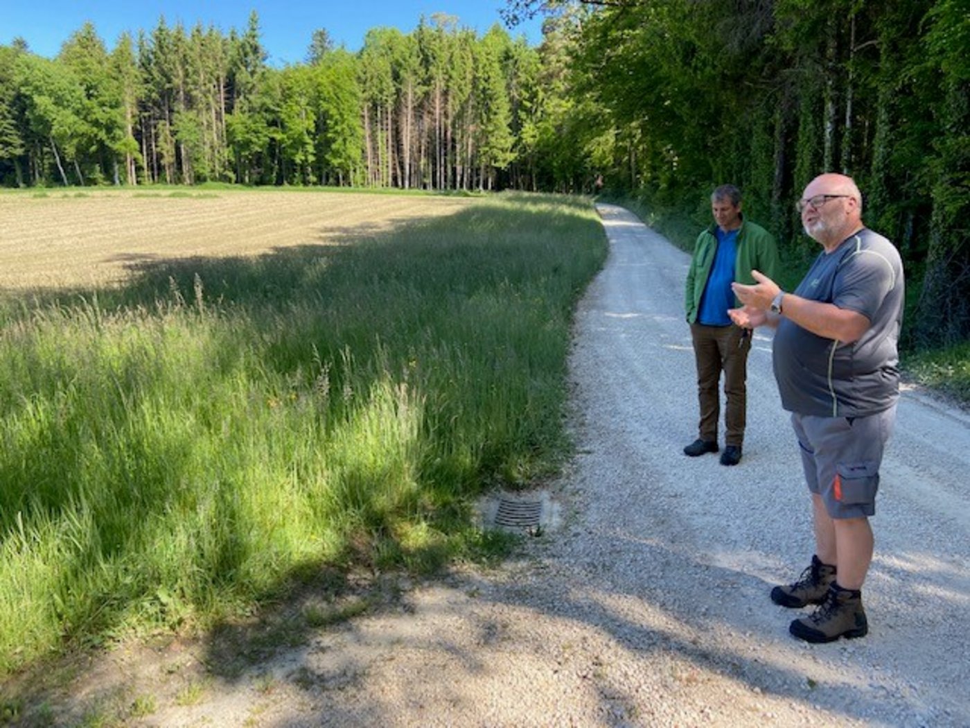Thomas Iseli und Markus Lüscher (r.) erläutern die Sicherheitsmassnahmen wie Krautsaum und die Probleme mit Schächten (im Vordergrund einer davon). (Bild akr)
