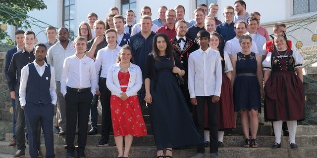 Alle Absolventen der milchwirtschaftlichen Ausbildung nach der Abschlussfeier in Sursee. (Bild Josef Kottmann)