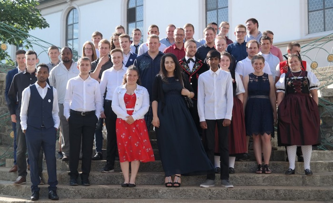 Alle Absolventen der milchwirtschaftlichen Ausbildung nach der Abschlussfeier in Sursee. (Bild Josef Kottmann)