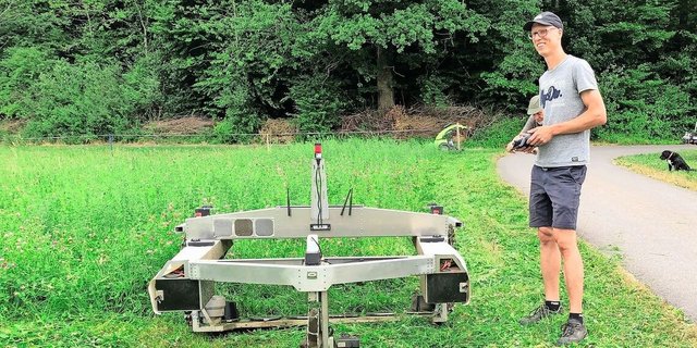 Entwickler Amadeo Knüsel, ein ETH-Ingenieur, mit dem ferngesteuerten Hillbot-Mäher im praktischen Einsatz. Der ist für Steillagen bis 70 Prozent und künftig noch mehr geeignet. 
