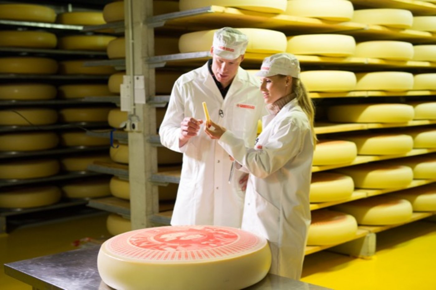 Michelle Hunziker und «Mätthu» Matthias Sempach bei der Taxierung ihres Emmentalers AOP. (Bild Boris Baldinger, www.boris-baldinger.com)