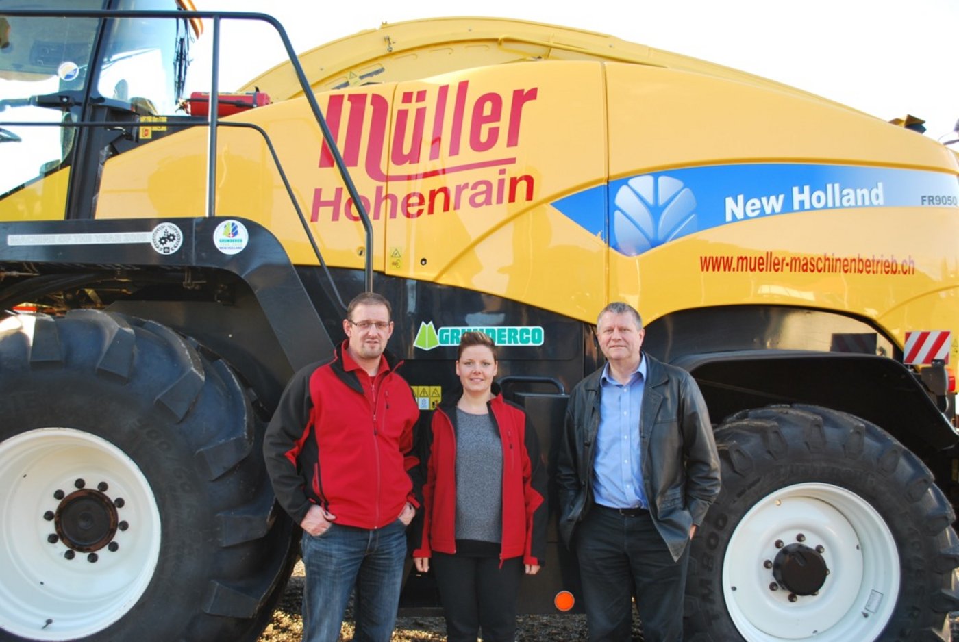 Gaby und Franz Müller aus Hohenrain LU mit Viktor Schmid von der Martha Software GmbH. (Bild: Katharina Scheuner)