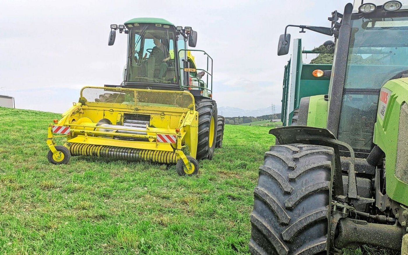 Zum Silieren holen sich Jan Lüscher und sein Lehrmeister Unterstützung von einem Lohnunternehmer.
