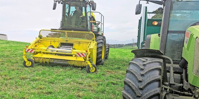 Zum Silieren holen sich Jan Lüscher und sein Lehrmeister Unterstützung von einem Lohnunternehmer.