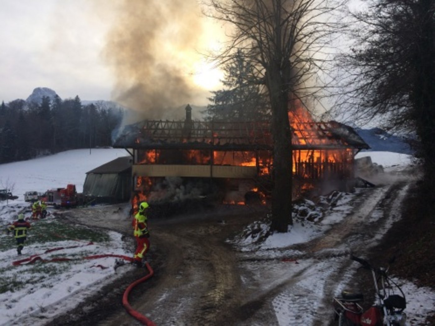 Beim Eintreffen der Einsatzkräfte stand das Bauernhaus im Eyacher bereits in Vollbrand. (Bild Kapo Bern)
