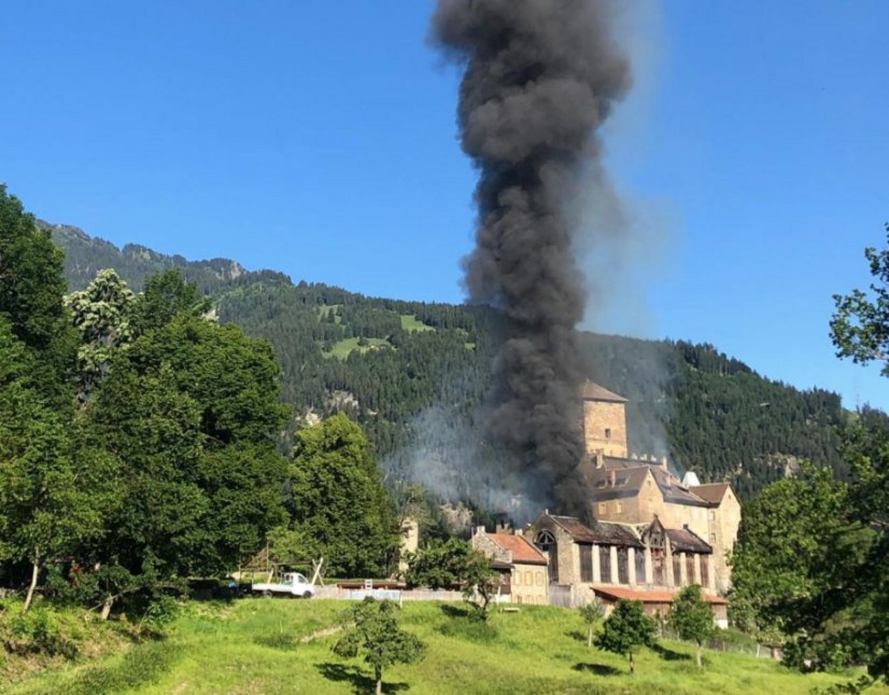 Die Flammen griffen nicht auf das Schloss über. (Bild Kantonspolizei Graubünden)