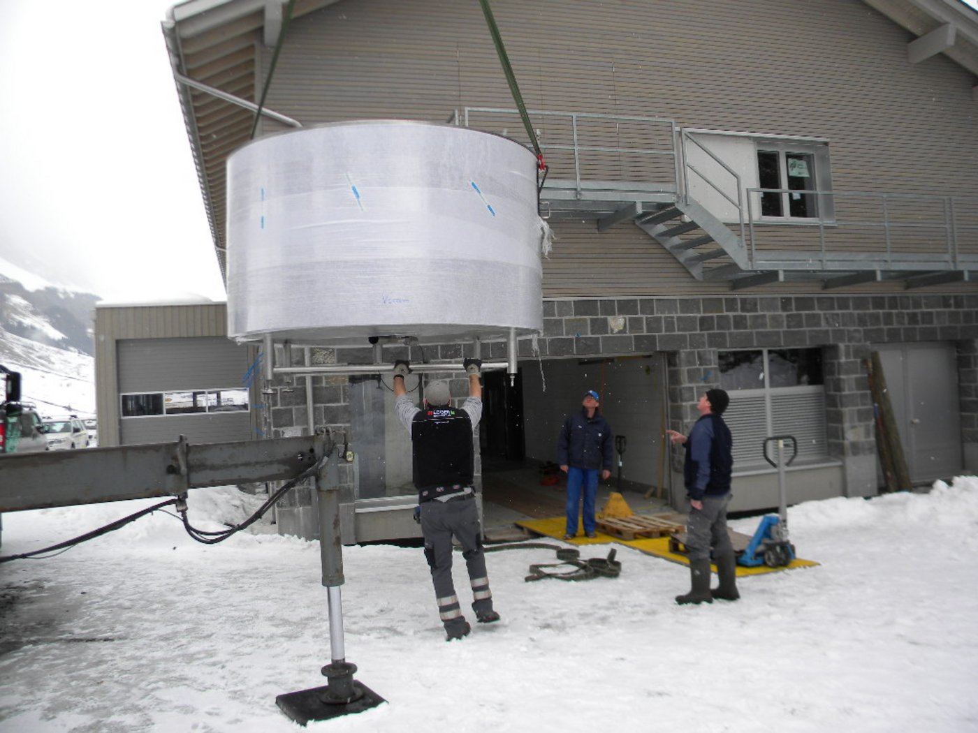 Der Käsefertiger wird eingebaut. (Bild Josef Huber)