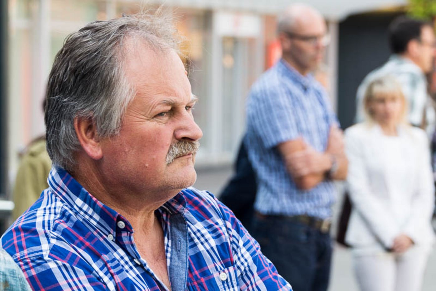 Rudi Andres hört sich die Rede von Rudi Berli an. Im Hintergrund Lukas Barth, Leiter Milchbeschaffung der Migros.
