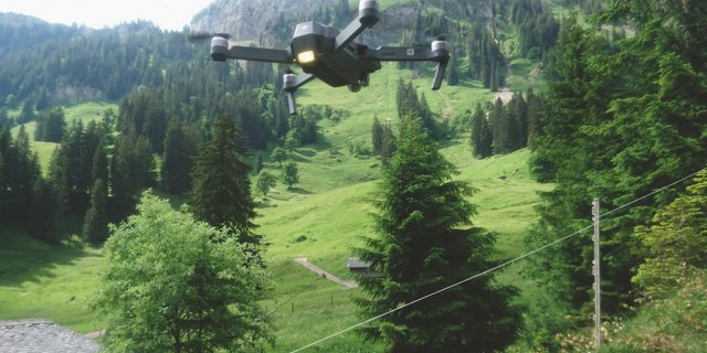 Drohnen erleichtern die Arbeit des Älplers. Die Flugvorschriften den BAZL müssen jedoch eingehalten werden. Bild: zVg