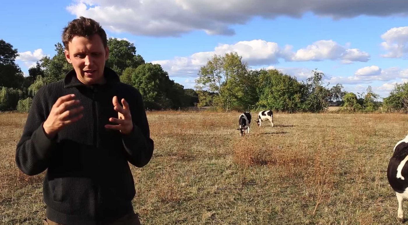 Familie Lütke Schwienhorst hat einen Milchviehbetrieb. Sie mussten viel in Futter investieren, um trotz des Dürrejahrs 2018 ihre 120 Milchkühe zu versorgen. (Bild Screenshot Greenpeace)