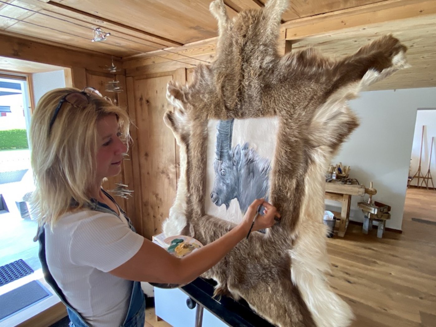 Judith Brennwald malt auf Fell und auf Leinwand. Ihre Spezialität sind authentische Porträts. (Bilder Susi Rothmund, Fundaziun medias rumantschas)