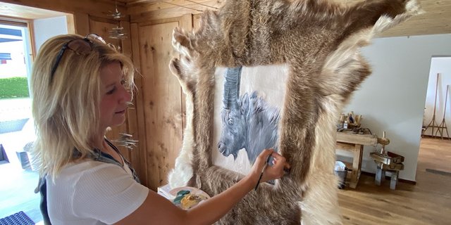 Judith Brennwald malt auf Fell und auf Leinwand. Ihre Spezialität sind authentische Porträts. (Bilder Susi Rothmund, Fundaziun medias rumantschas)