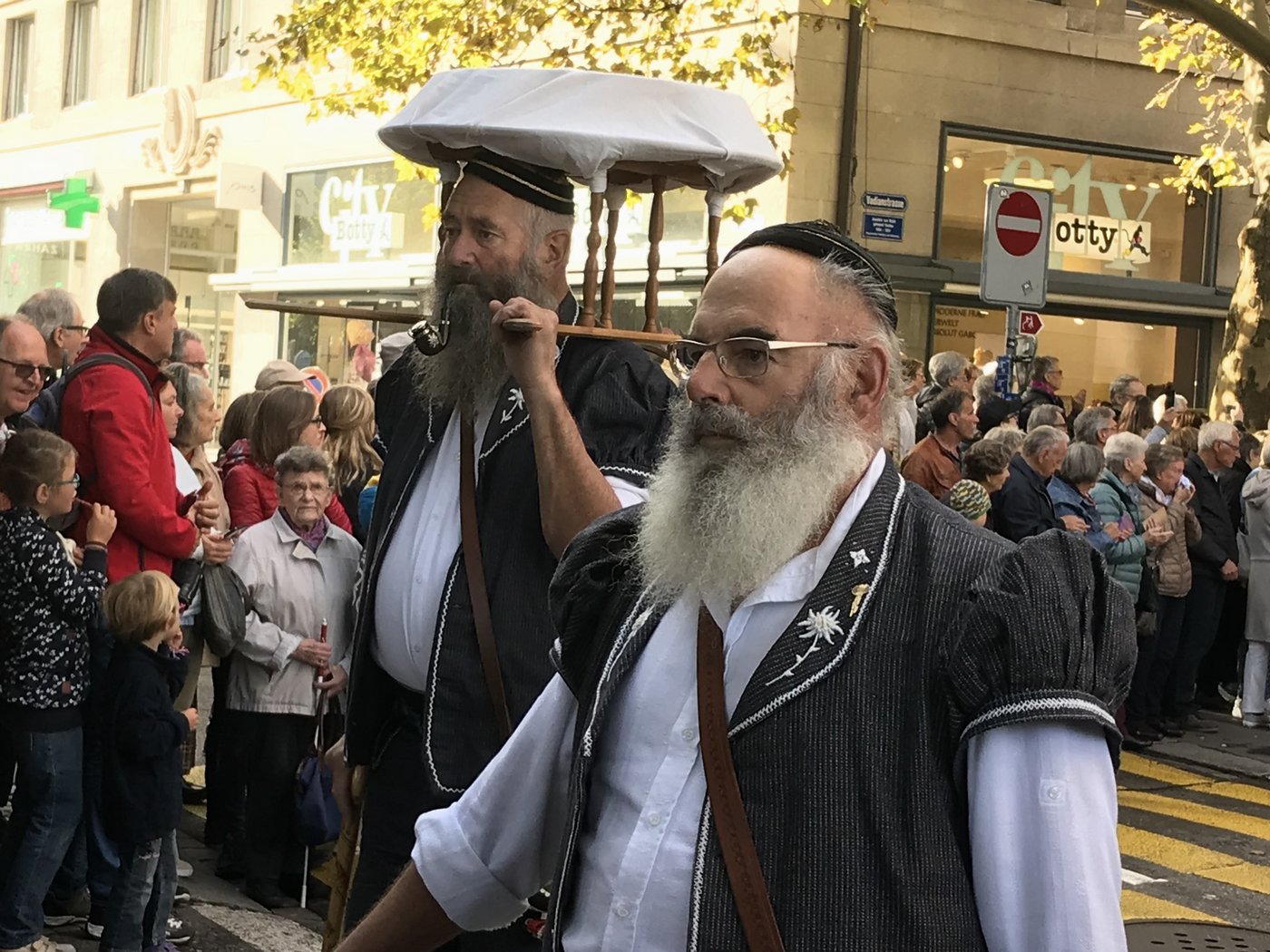 Die Vollbärte sind typisch für  "les Barbus de la Gruyère" - die bärtigen Älpler aus Gruyère.