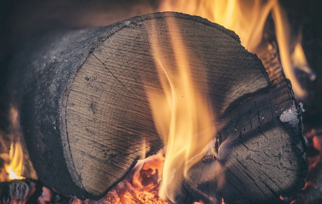 Baumschnitt im Winter zu verbrennen ist nicht per se strafbar – eine grosse Rauchwolke zu verursachen aber schon. (Bild Pixabay)