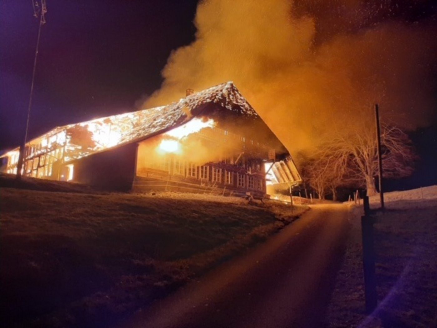 Als die Einsatzkräfte vor Ort eintrafen, stand das Gebäude in Vollbrand. (Bild Kapo Bern)