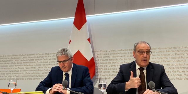 Guy Parmelin (rechts) und Christian Hofer präsentierten am Donnerstag die Eckewerte der neuen AP. (Bild akr)