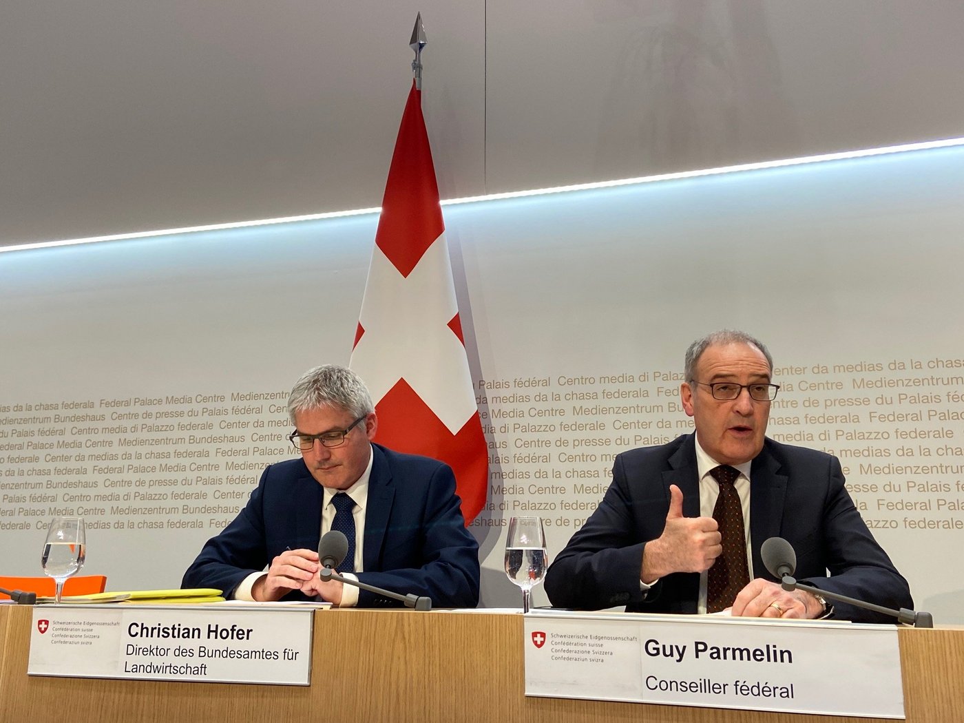 Guy Parmelin (rechts) und Christian Hofer präsentierten am Donnerstag die Eckewerte der neuen AP. (Bild akr)