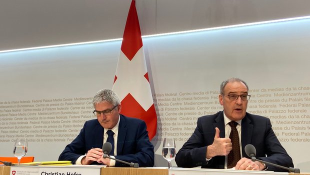 Guy Parmelin (rechts) und Christian Hofer präsentierten am Donnerstag die Eckewerte der neuen AP. (Bild akr)