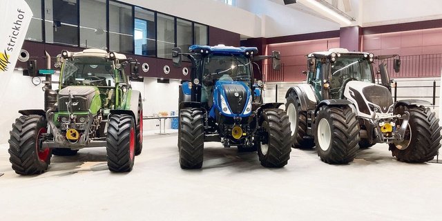 Die neue Mischflotte am Strickhof (v. l. n. r.): Fendt 211 Vario, New Holland T5.130 AC sowie Valtra N174 D.