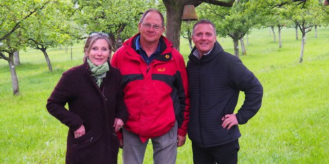 Gastgeber Jakob Kaufmann in seinem Hochstammobstgarten, umringt von Hochstamm Suisse Co-Präsidentin Maya Graf und Geschäftsführer Pierre Coulin. (Bild zVg)