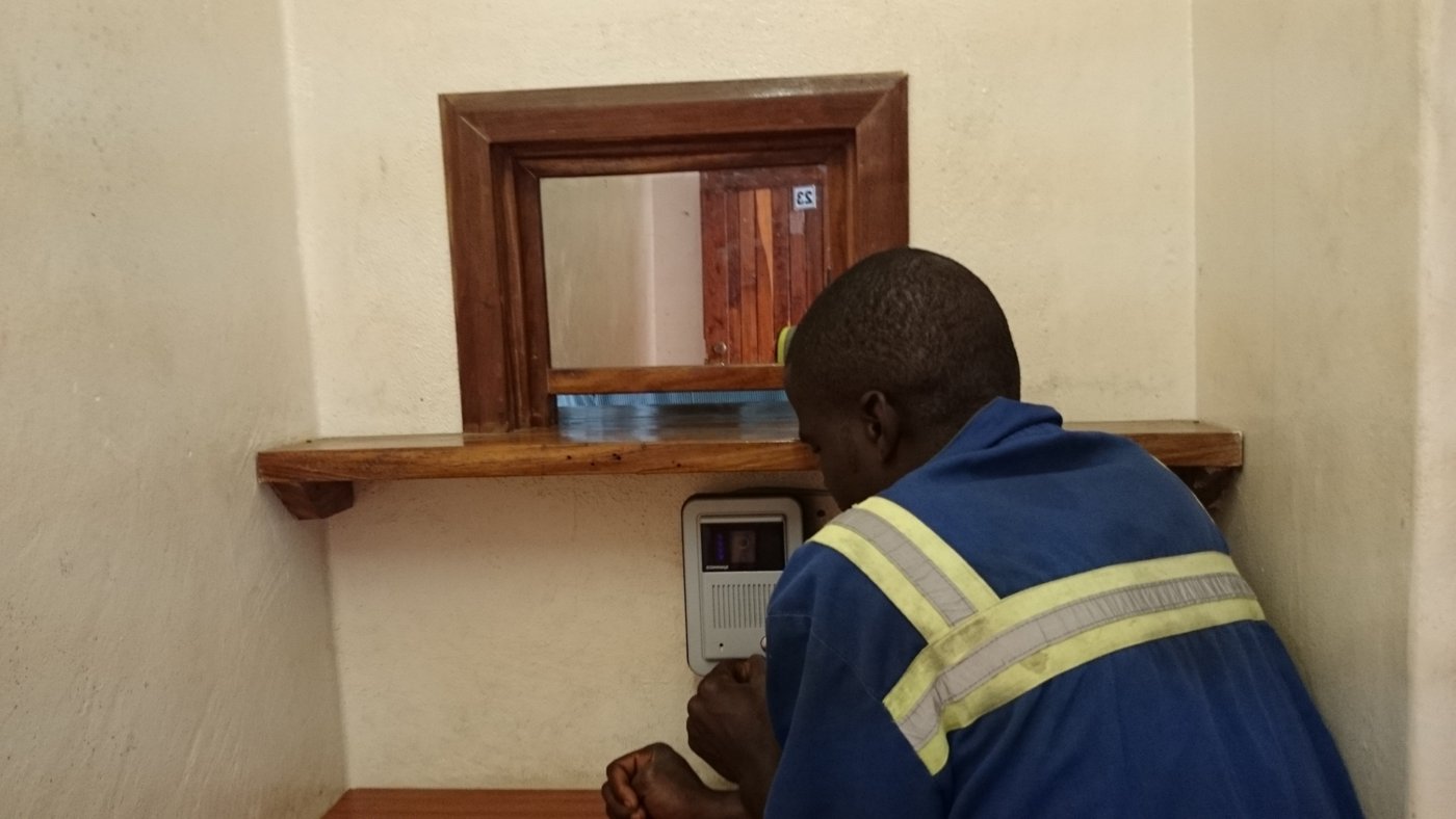 So weit das Zuckerrohranbaugebiet, so beklemmend eng der Zahlungsschalter der Zuckerfabrik. Wo immer in Sambia Geld „im Spiel“ ist, werden Kontroll- und Sicherheitsvorkehrungen getroffen.