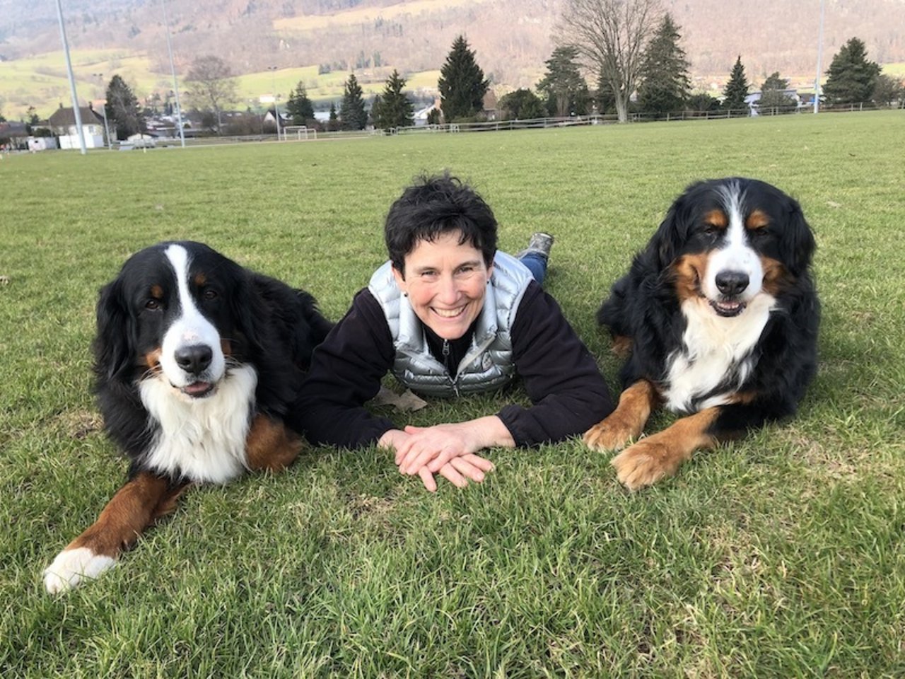 Ursi Montinaro mit Ruwani und Kyra: Die begeisterte Hundesportlerin ist fasziniert von Alpabzügen. Sie nahm schon ein paarmal mit Hund und Wägeli teil.