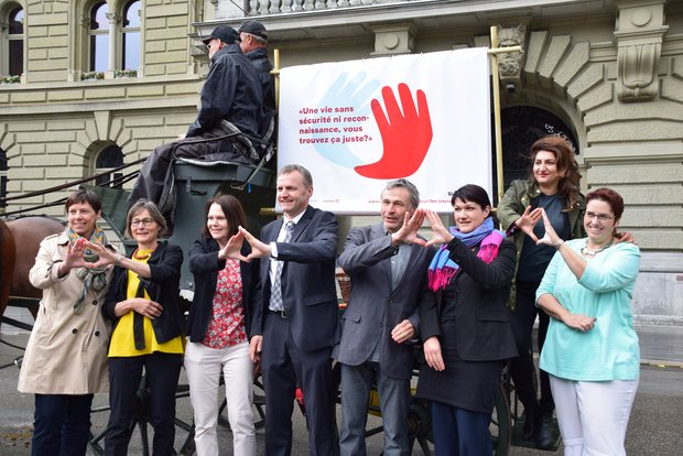Die Initianten und Initiantinnen starten vor dem Bundeshaus die Kampagne "Bäuerinnen-Appell". (Bild lko)