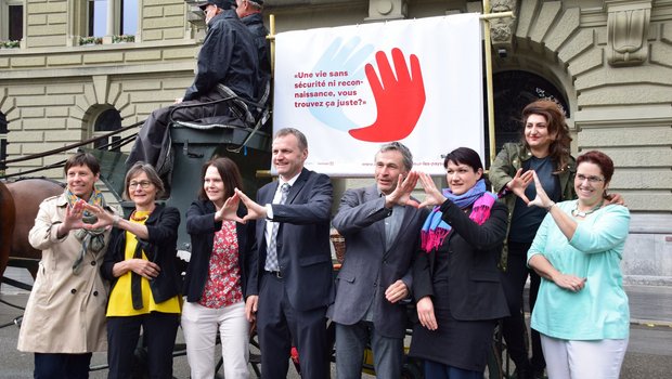 Die Initianten und Initiantinnen starten vor dem Bundeshaus die Kampagne "Bäuerinnen-Appell". (Bild lko)
