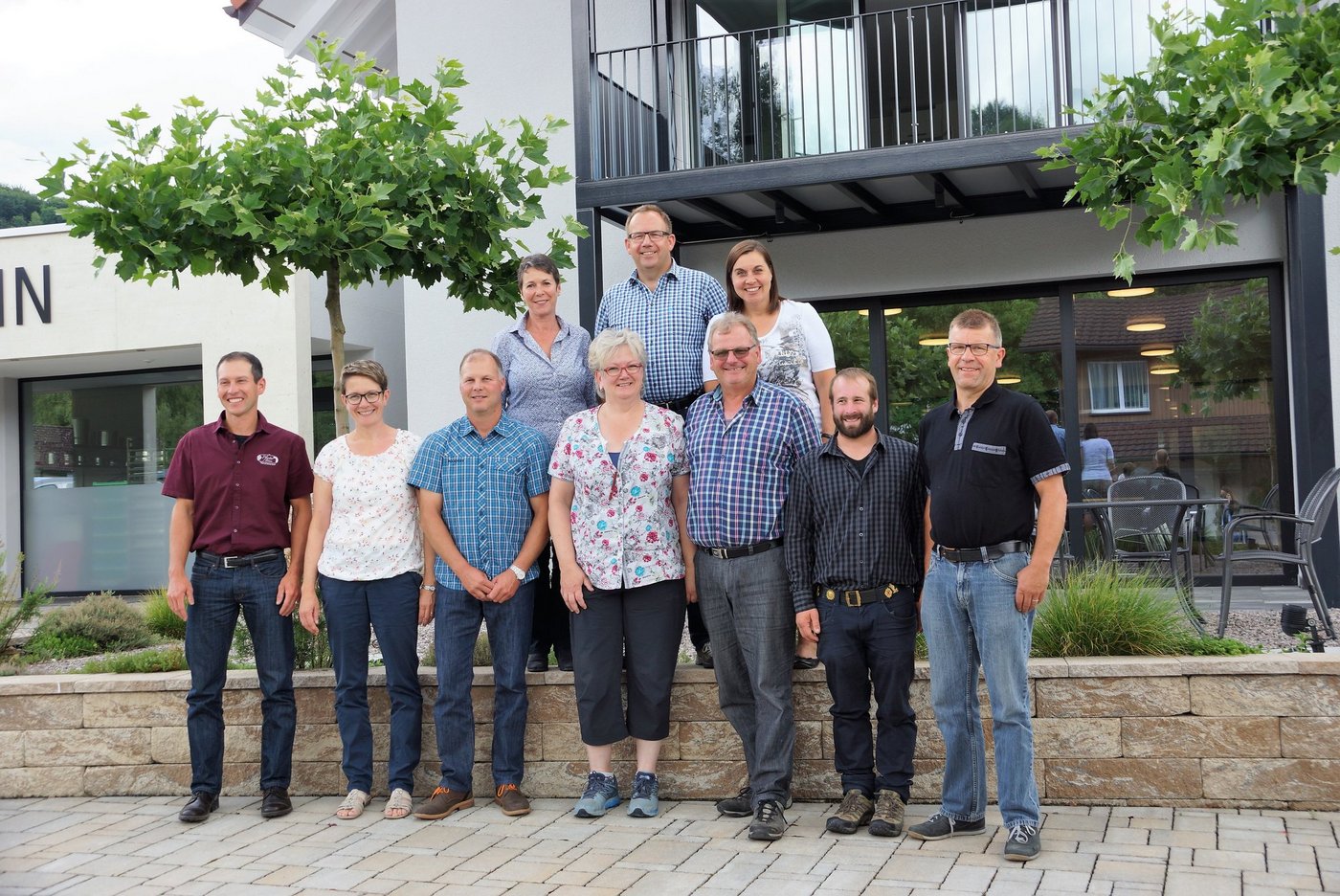 «Vo Buur zu Buur»: Fünf Bauernfamilien (vertreten in der vorderen Reihe)  öffnen ihre Höfe. Hinten Andrea Portmann (rechts) und Jeannette Denz, Tourismus Aargau, und Fredi Siegrist, BVA. (Bild Ruth Aerni))