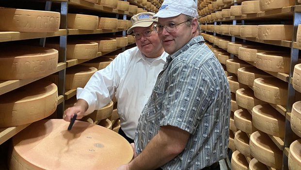 US-Botschafter Edward McMullen (hinten) und Michael Spycher verstehen sich auch ohne grosse Worte. Ihre Leidenschaft für guten Käse verbindet die beiden trotz sprachlicher Hürden. (Bild lja)