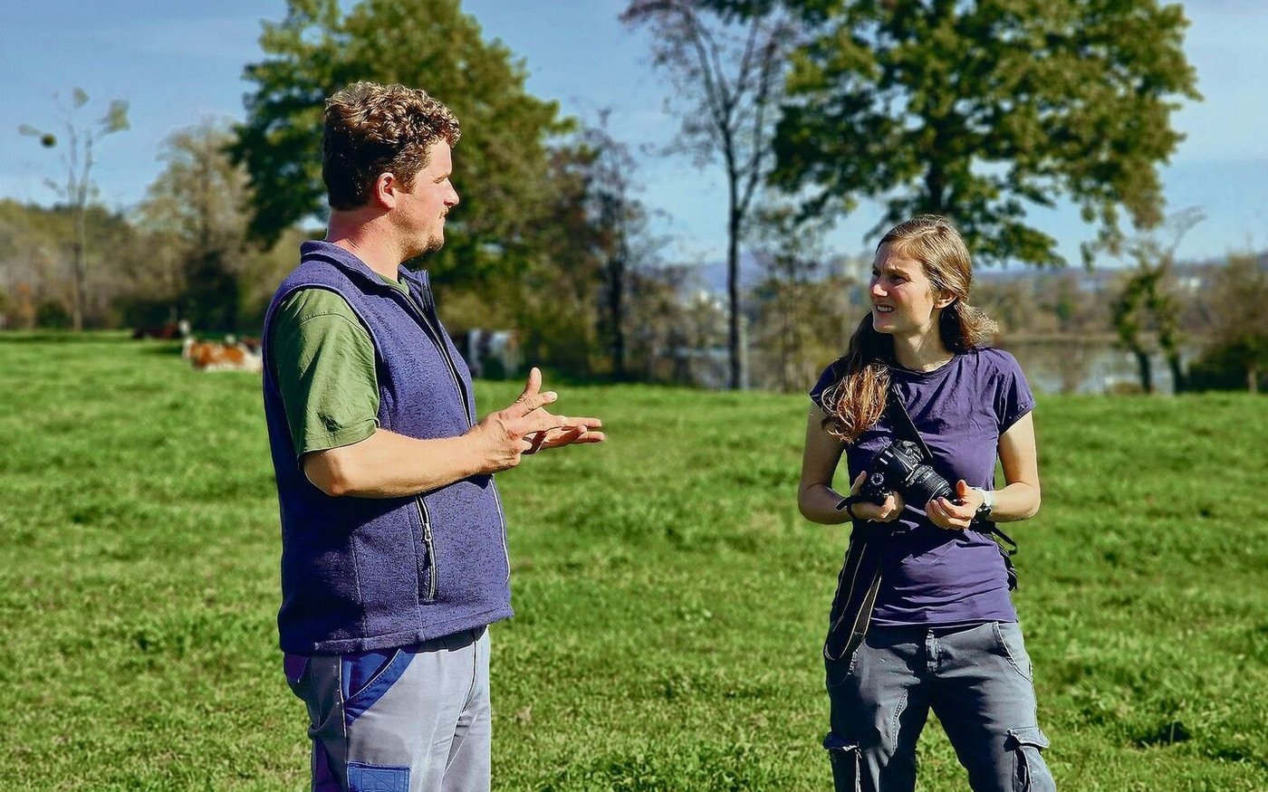 Landwirt Lukas Jost kann bei Fragen auf die Tierärztin Cornelia Buchli zählen. Die Muka-Fachstelle unterstützt Betriebe bei der Umstellung. 