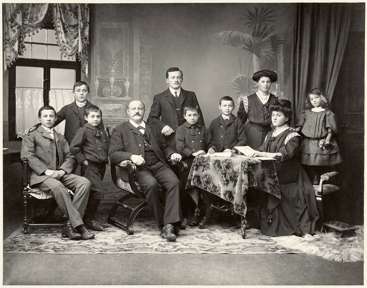 Das Bild, aufgenommen im Jahr 1907 in Chur, zeigt den aus dem Thurgau stammenden Metzger Reinhard-Laurenz-Schmid im Kreise seiner Familie. (Bilder Archiv Familie Hubertus Schmid)